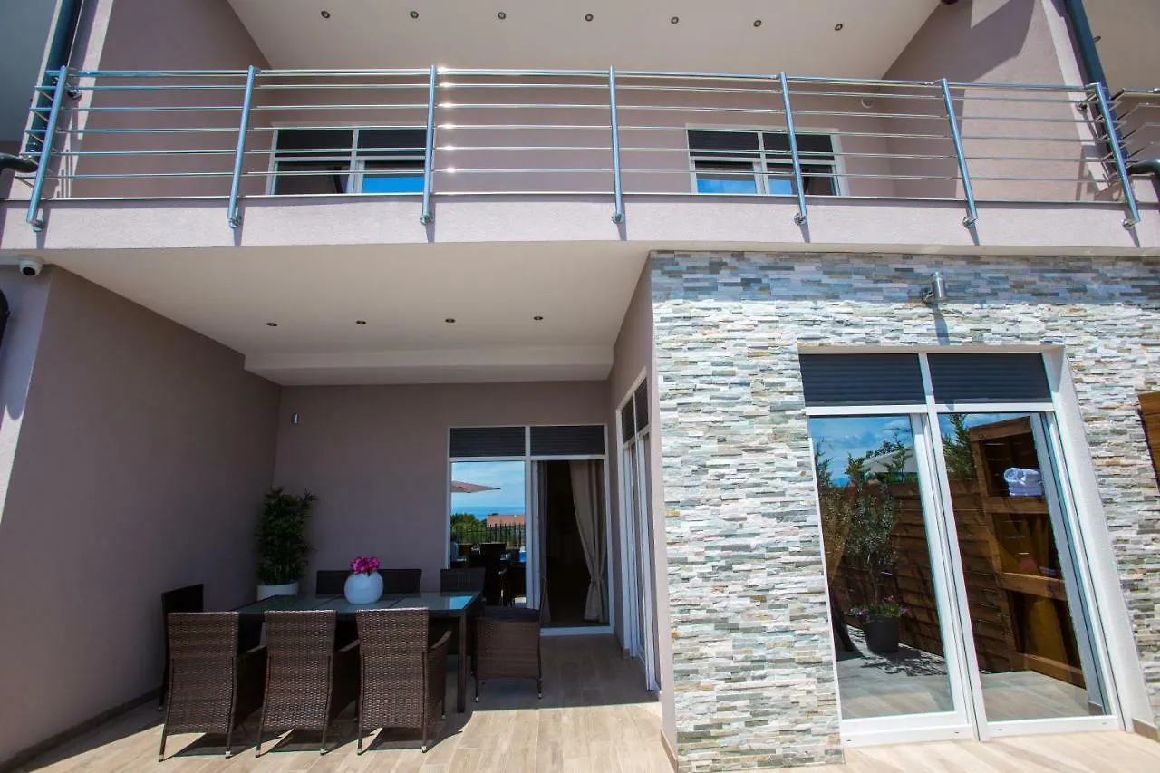 אופטיה Villa Paula